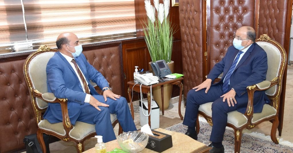 وزير التنمية المحلية يبحث مع محافظ أسوان معدلات تنفيذ مشروعات تطوير الريف المصرى
