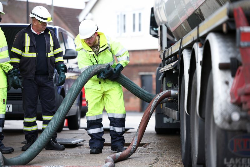 تجار تجزئة بريطانيون: نقص الوقود ينحسر في لندن
