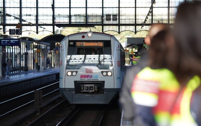 ألمانيا تكشف عن أول قطار آلى فى العالم يعمل من دون سائق