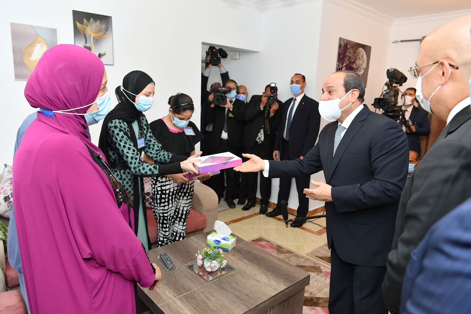 السيسي يهدي أجهزة تابلت لأبناء الأسر خلال تفقده مشروعات إسكان بديل المناطق غير الآمنة