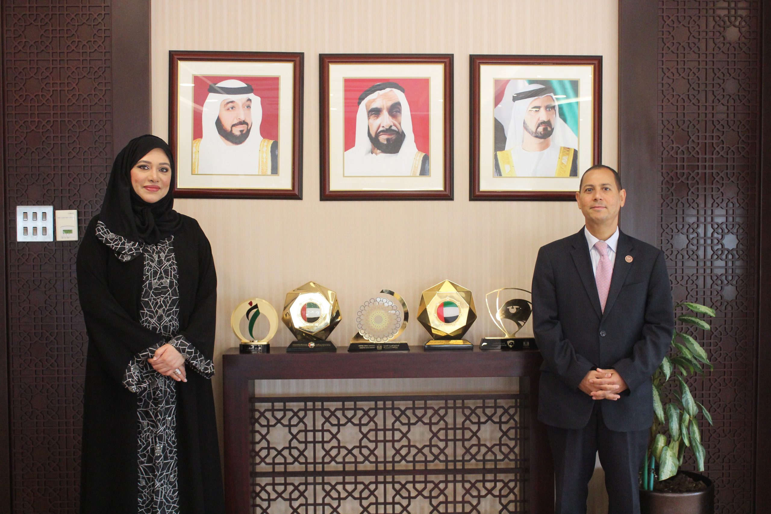 عمران يلتقي أول سيدة تتولى منصب رئيس هيئة الأوراق المالية بالإمارات