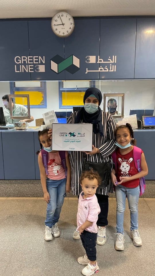 حلوى المولد النبوى هدية لركاب الخط الثالث بمترو الأنفاق