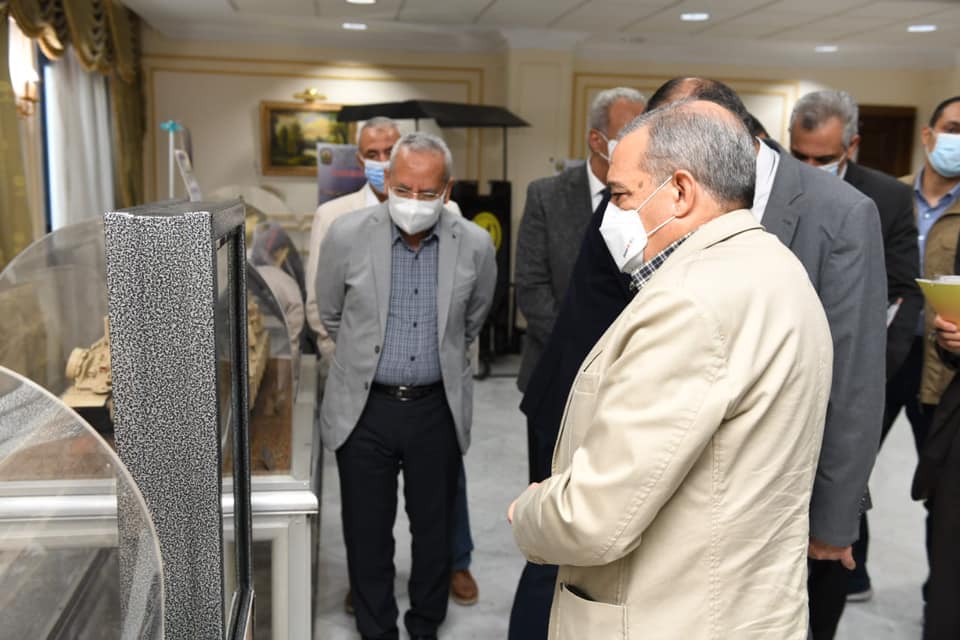 وزير الإنتاج الحربى يتفقد المنتجات المزمع عرضها بمعرض "EDEX 2021"