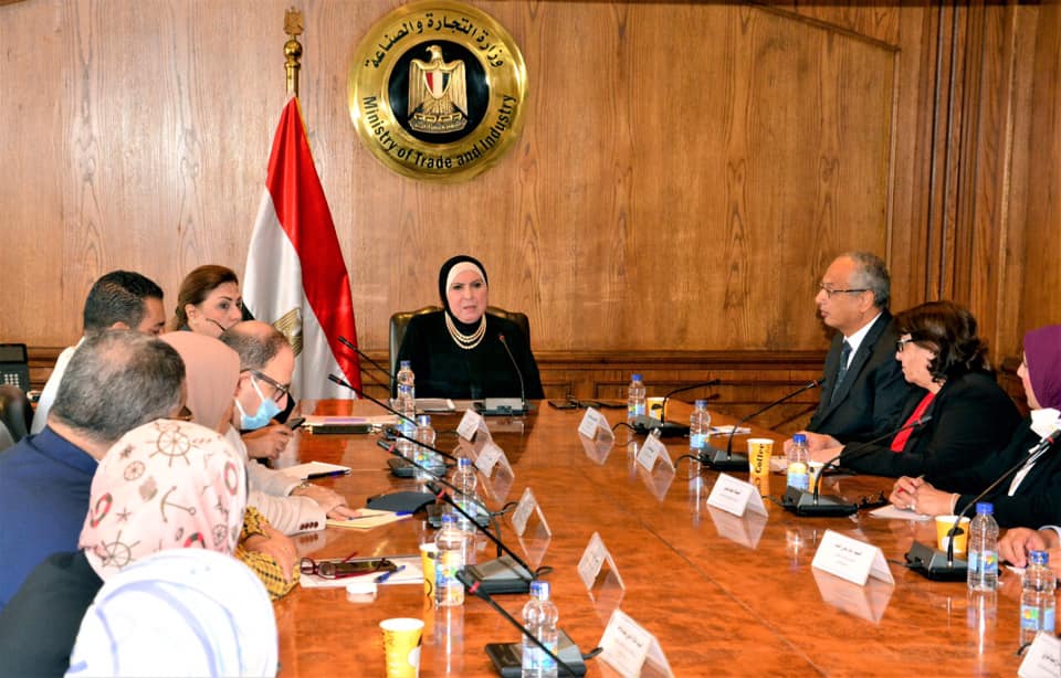 "الصناعة" تشكل لجنة لدمج "الرقابة على الصادرات" ومصلحة الكيمياء فى جهة واحدة