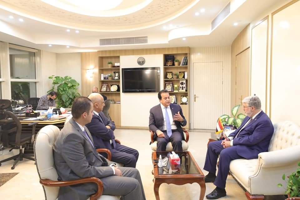 وزير التعليم العالي يعقد اجتماعًا مع رئيس الجامعة الأمريكية في بيروت