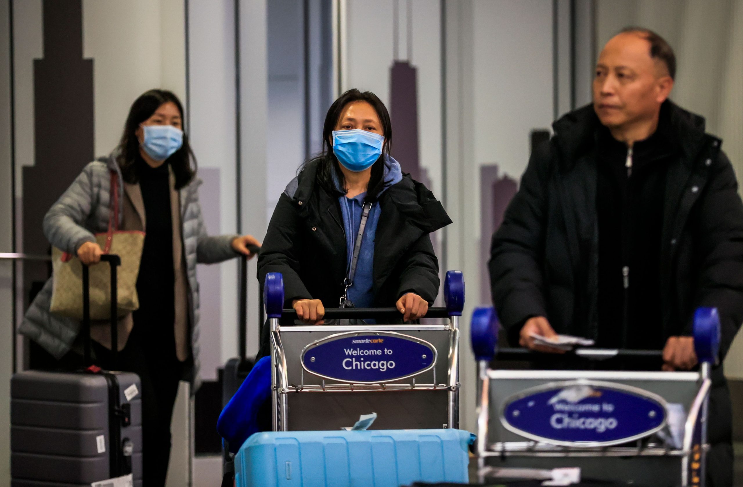 أمريكا تفرض قواعد جديدة لدخول المسافرين جواً.. وترفع قيوداً على دول