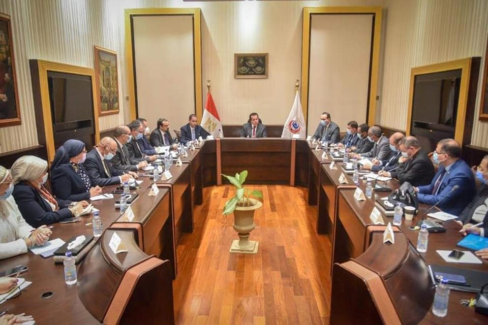 وزير التعليم العالي والقائم بعمل وزير الصحة يجتمع بقيادات الوزارة