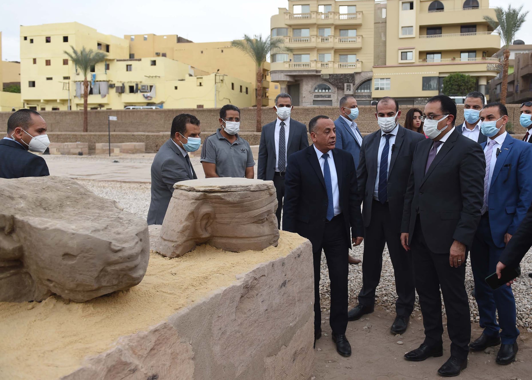 رئيس الوزراء يتفقد منطقة أعمال الحفائر والاكتشافات الأثرية بطريق الكباش