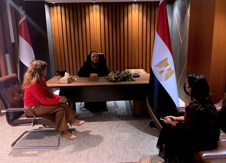 “الصناعة” تبحث مع “طلبات” التوسع فى تطبيق خدمات التوصيل الذكية بالسوق المصرية