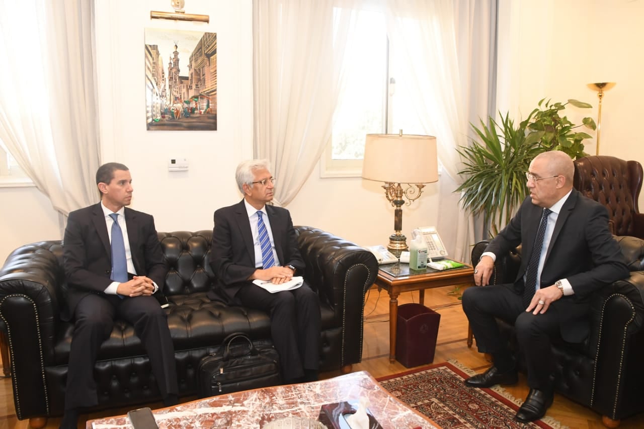 "وزير الإسكان" يعرض على مسئولى البنك الدولى التجربة العمرانية المصرية فى عهد الرئيس السيسى