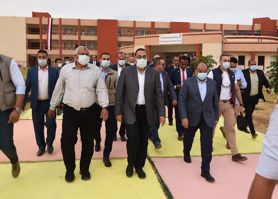 رئيس الوزراء يتفقد المدرسة المصرية اليابانية بالخارجة فى الوادى الجديد
