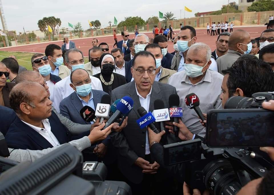 رئيس الوزراء: توجيهات رئاسية بعدم ترك أى جزء فى مصر بدون تنفيذ مشروعات خدمية وتنموية