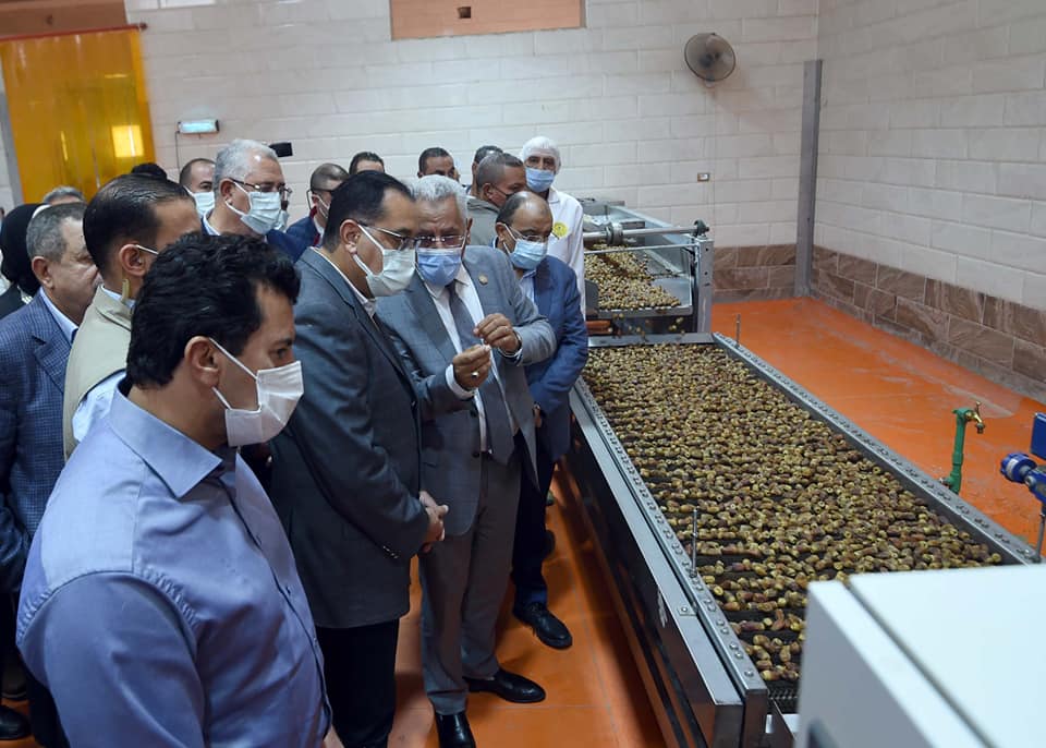 رئيس الوزراء يتفقد مجمع تمور الوادي الجديد وخطوط إنتاج عسل البلح والوجبة المدرسية