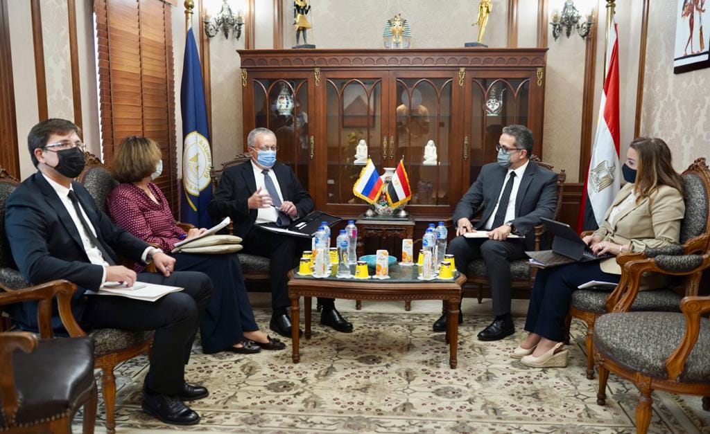 "العنانى" يبحث مع سفير روسيا سبل تعزيز التعاون فى المجال السياحى والأثرى