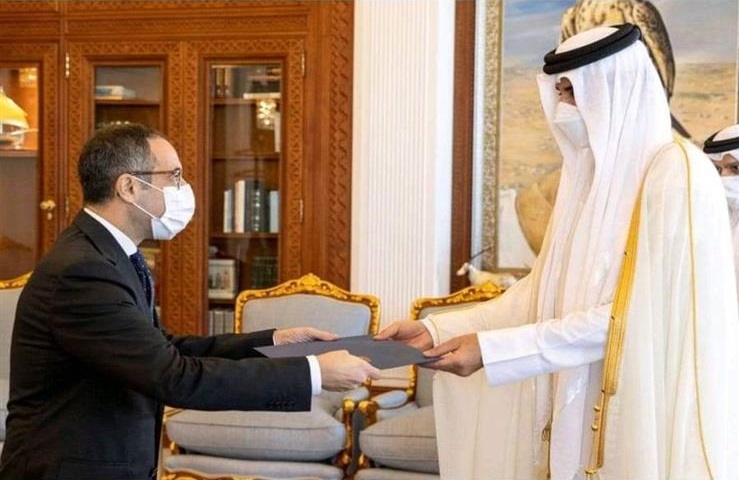 سفير مصر في الدوحة يقدم أوراق اعتماده إلى أمير قطر