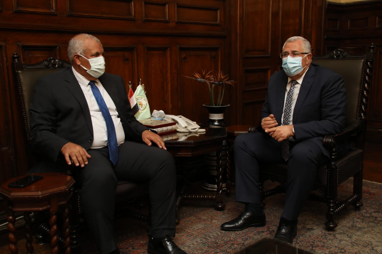 وزير الزراعة يبحث مع محافظ الوادي الجديد النهوض بصناعات الحرير والتمور وعسل النحل