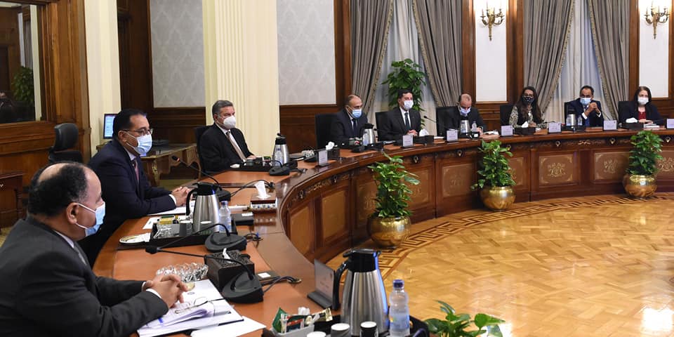 مدبولي يكلف بإعداد خطة لتحويل جميع سيارات “شرم والغردقة” للعمل بالغاز الطبيعي والكهرباء