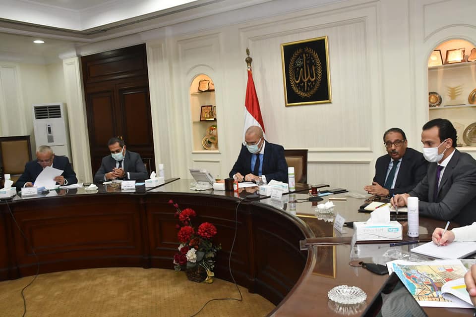 وزير الإسكان يتابع سير العمل بمنطقة الأعمال المركزية فى العاصمة الإدارية