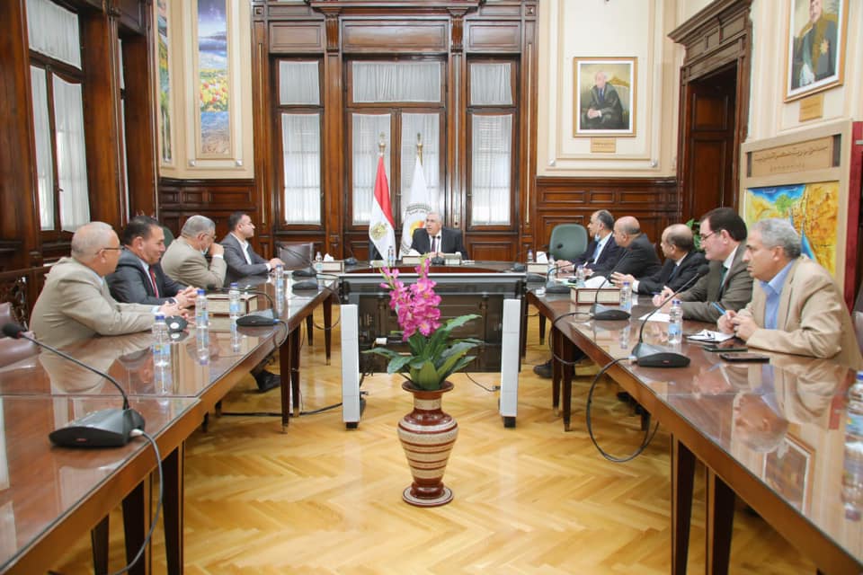 وزير الزراعة يبحث مع "اتحاد النحالين" النهوض بصناعة العسل