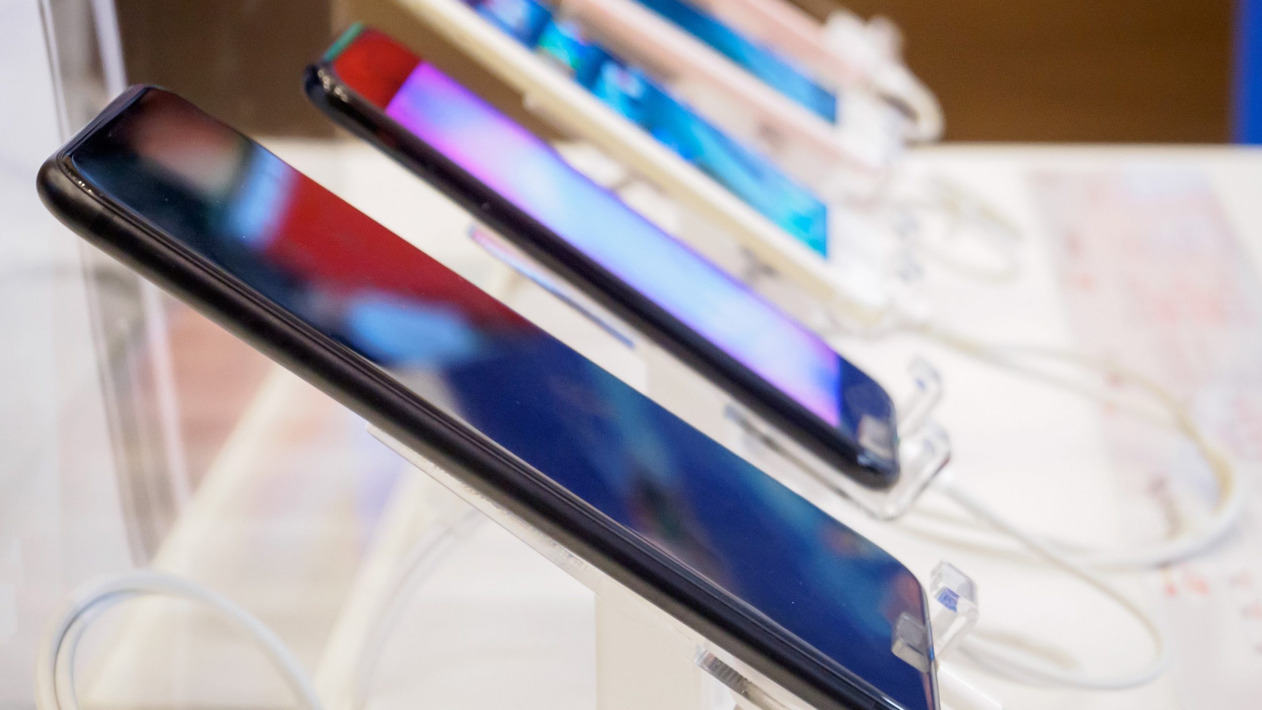 التليفونات المحمولة ؛ المحمول ؛ الهواتف المحمولة