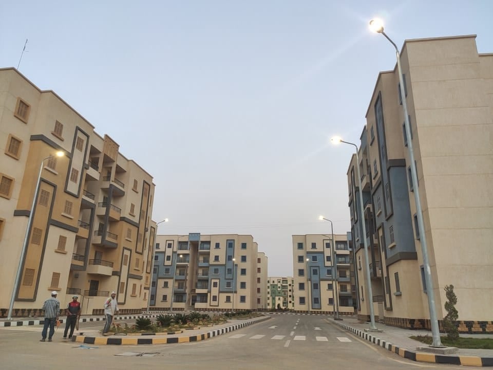 تمهيداً لتسليم الحاجزين.. إطلاق التيار الكهربائى بعمارات “سكن لكل المصريين” فى “السادات”