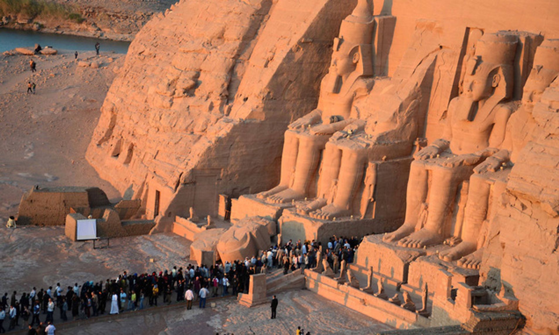 مصر تبحث إقامة فعالية كبرى بمناسبة تعامد الشمس على معبد أبو سمبل فى أسوان.. فبراير القادم