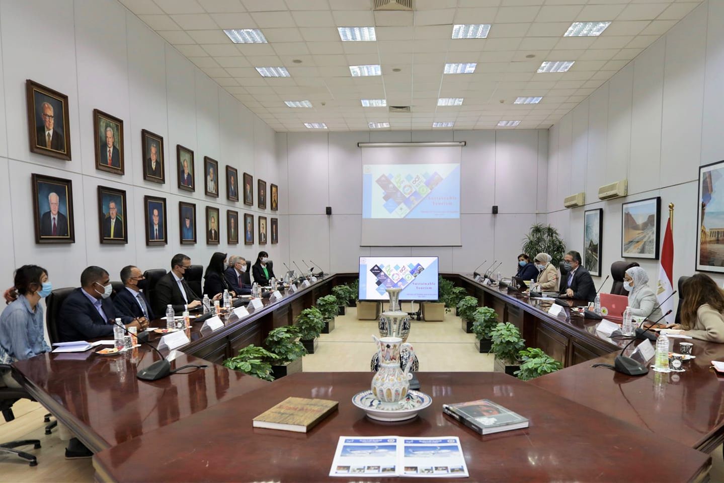 “العنانى” يعقد اجتماعاً موسعاً لمناقشة ملف السياحة المستدامة