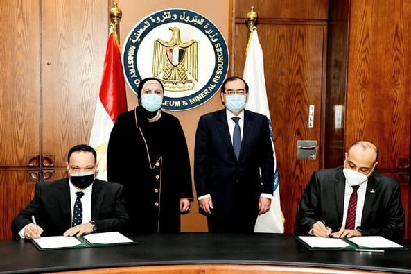 "البترول": توقيع عقدين لتمويل تحويل السيارات للعمل بالغاز بقيمة 200 مليون جنيه