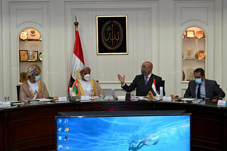 وزير الإسكان: مستعدون لنقل خبراتنا فى مجال التنمية العمرانية لأشقائنا بسلطنة عمان