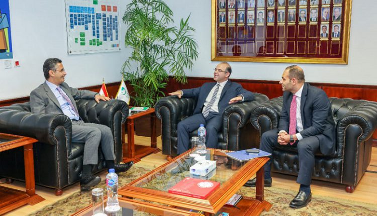 “البريد” تبحث فرص التعاون المشترك مع البورصة المصرية