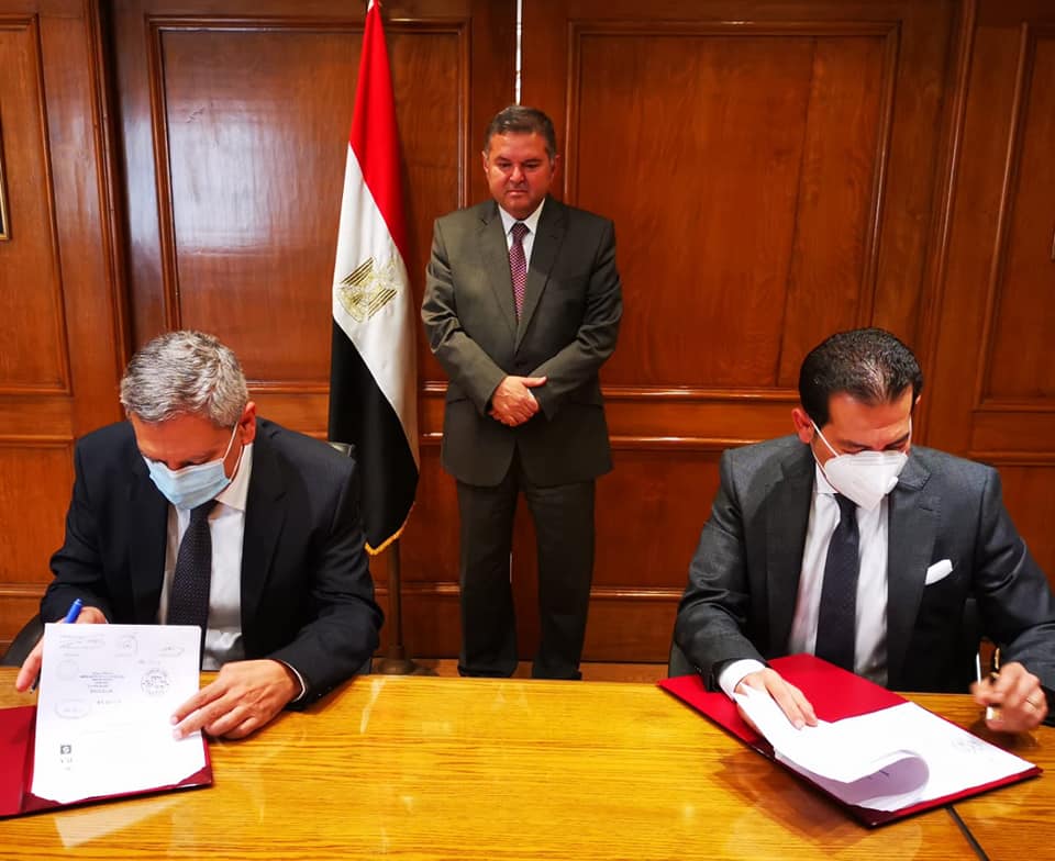 مذكرة تفاهم ثلاثية لتصنيع المكونات الصيدلانية والخامات الدوائية فى مصر