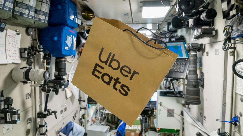 "أوبر" تبدأ توصيل الطعام الطازج إلى الفضاء.. كيف؟