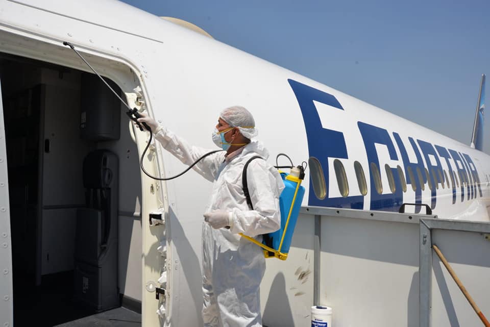  تكثيف الإجراءات الاحترازية والتعقيم بالمطارات وأسطول “مصر للطيران “لمواجهة “كورونا “