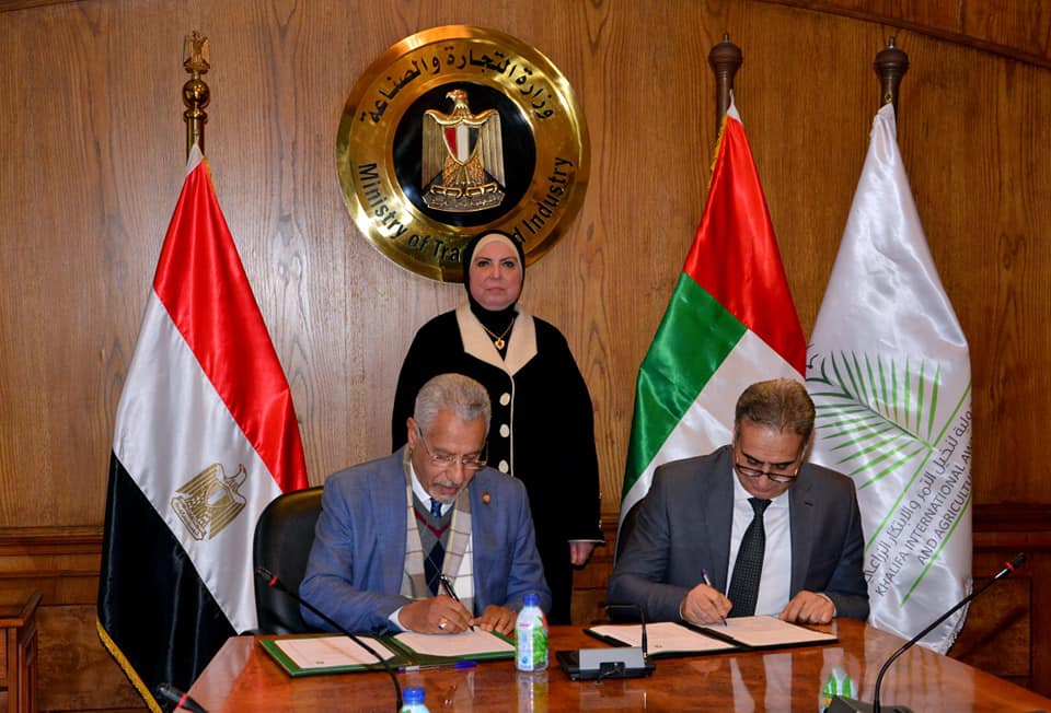 تعاون بين «الصناعة» و«جائزة خليفة» لتنظيم المهرجان الدولى للتمور المصرية العام المقبل