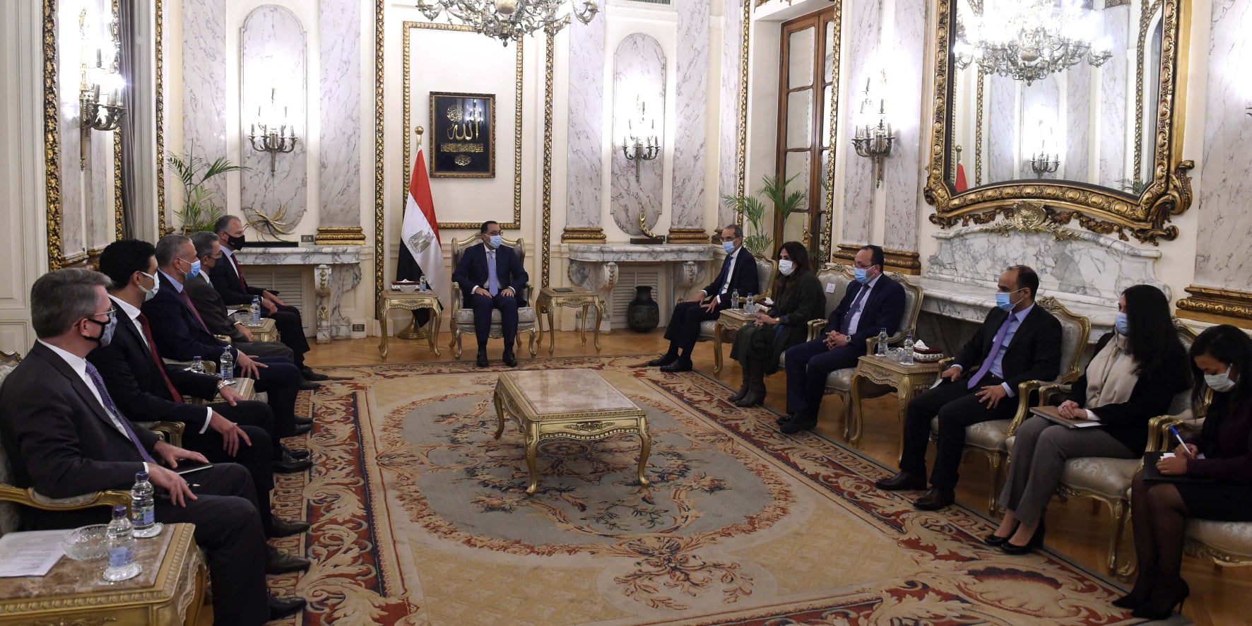 رئيس الوزراء يعقد اجتماعاً مع مسئولي شركة “هانيويل” الأمريكية