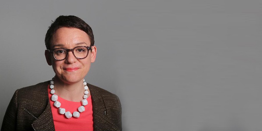 كاتى مارتن محررة الأسواق في صحيفة "فاينانشيال تايمز" ؛ كاتي مارتن