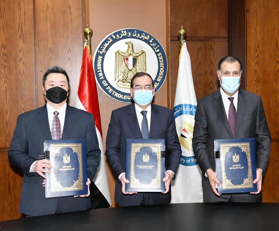 "البترول" تتفق مع "أباتشى" على استثمار 3.5 مليار دولار فى التنقيب بالصحراء الغربية