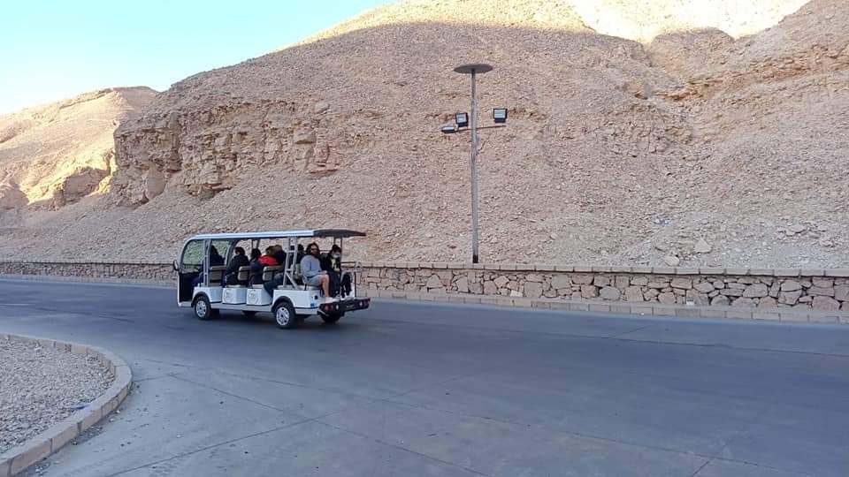 بدء تشغيل السيارات الكهربائية الجديدة لنقل الزائرين بالبر الغربي بالأقصر