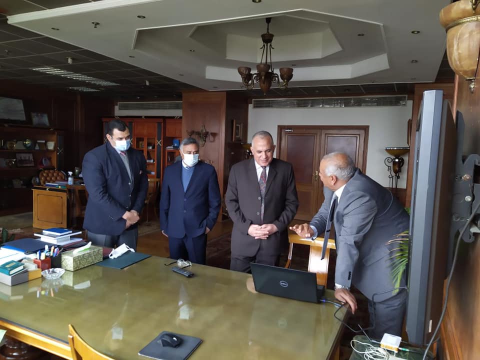 وزير الرى يبحث موقف المشروعات المائية ومنظومة التحكم بآبار المياه الجوفية بالوادى الجديد