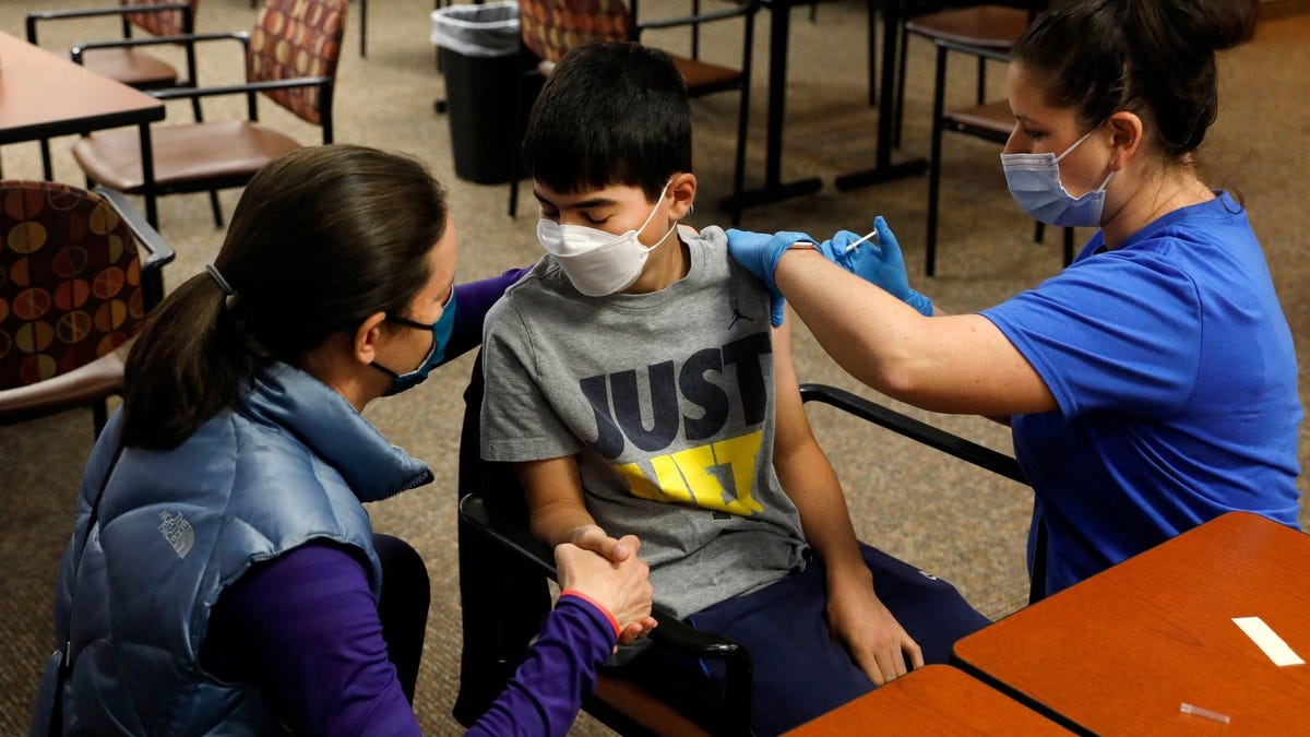 لجنة توصى بتلقى الأمريكيين من عمر 12 عامًا جرعة معززة من لقاح "فايزر"