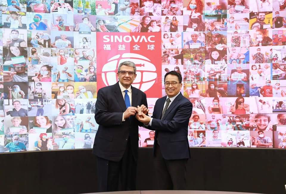 مؤسس شركة “سينوفاك” يشيد برؤية مصر بقيادة الرئيس السيسى إزاء توطين صناعة اللقاحات