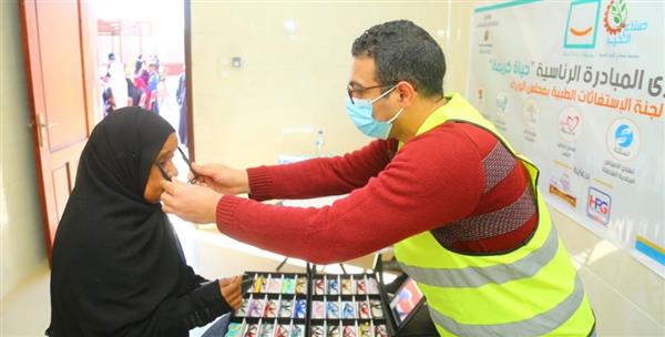 قافلة مجلس الوزراء وصناع الخير تساهم بالفحص الطبى على 1767 من أهالى رأس غارب