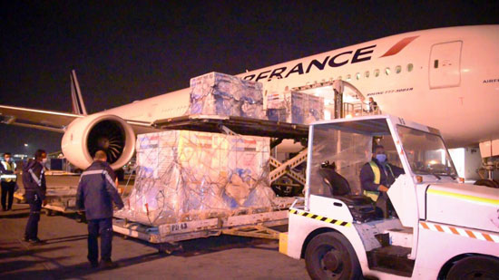 مصر تستقبل مليون جرعة من لقاح "أسترازينيكا" المضاد لفيروس كورونا