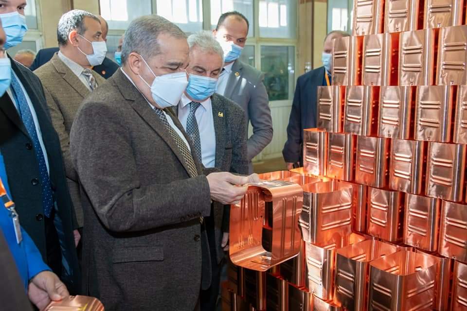 “وزير الإنتاج الحربي” يتفقد شركة  “حلوان للأجهزة المعدنية”