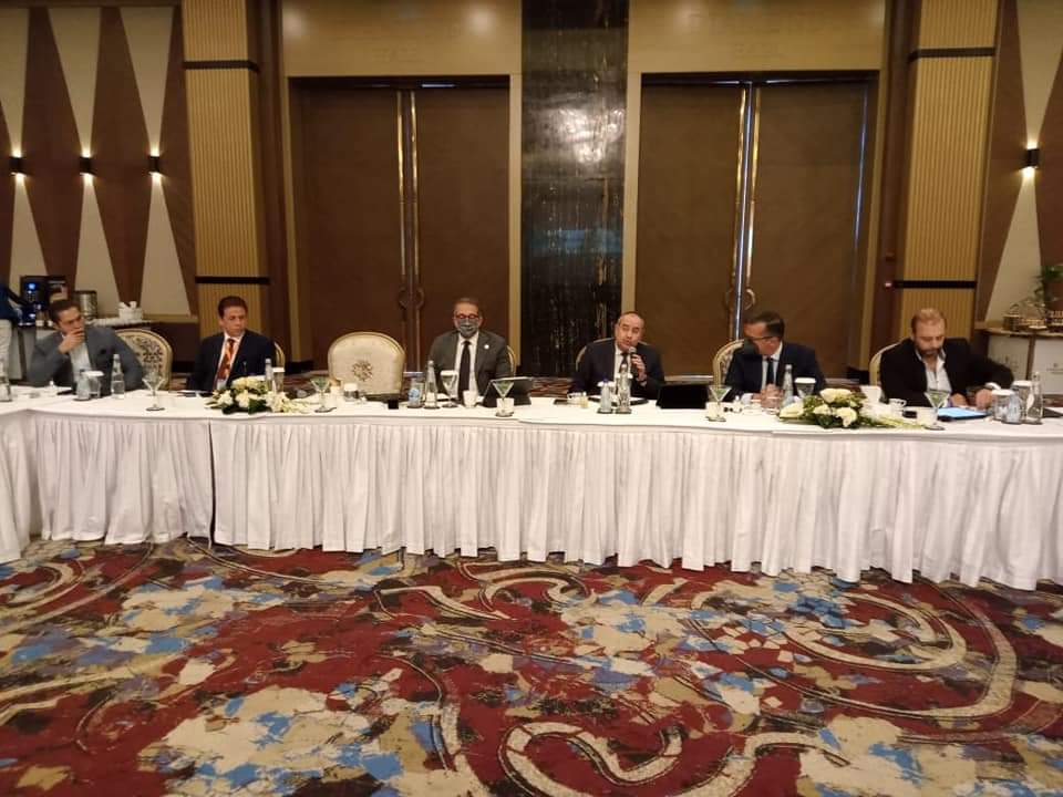 “العنانى” يلتقي مع عدد من المستثمرين السياحيين على هامش في منتدى شباب العالم