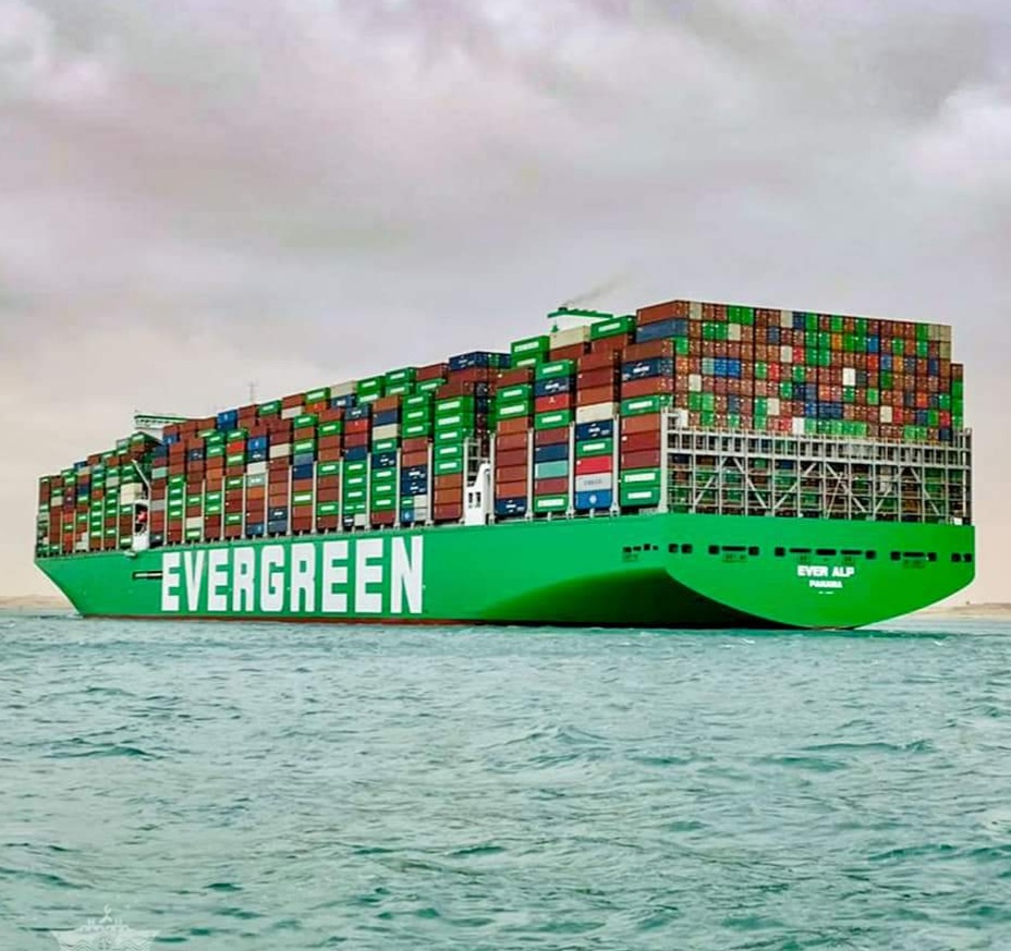 عبور سفينة الحاويات العملاقة EVER ALP المجرى الملاحي لقناة السويس في رحلتها الأولى من الجنوب