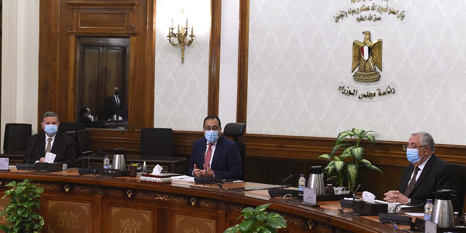 "رئيس الوزراء" يتابع نتائج تجربة زراعة "القطن قصير التيلة" فى شرق العوينات