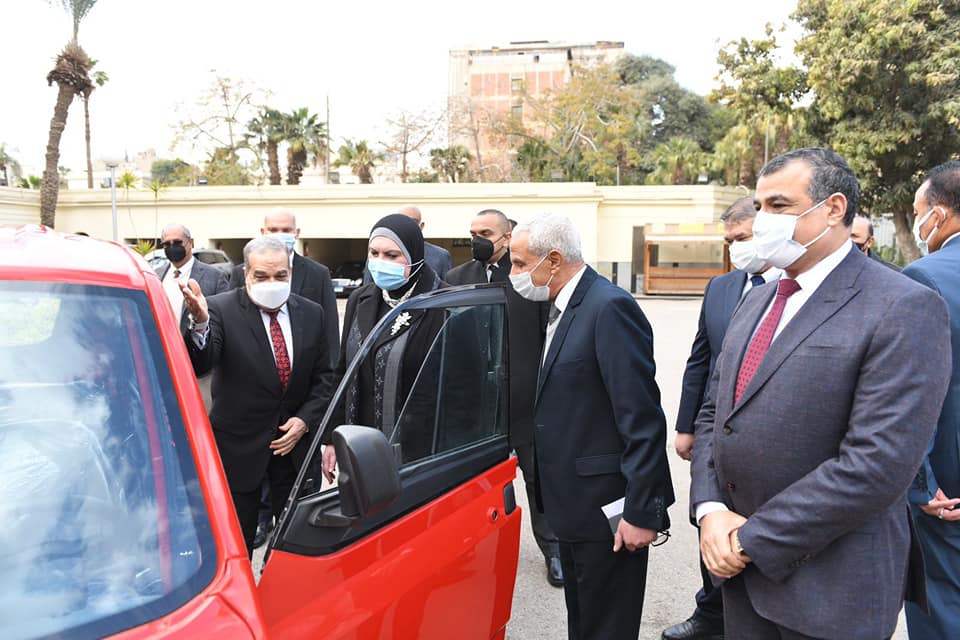 وزيرا "الإنتاج الحربى" و"الصناعة" يتفقدان نموذج لمركبة بديلة لـ"التوكتوك"