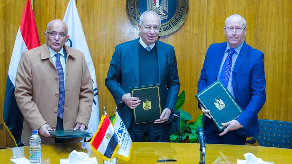 "اقتصادية القناة" توقع عقودًا محلية وأجنبية لأعمال الأرصفة الجديدة لتطوير ميناء السخنة