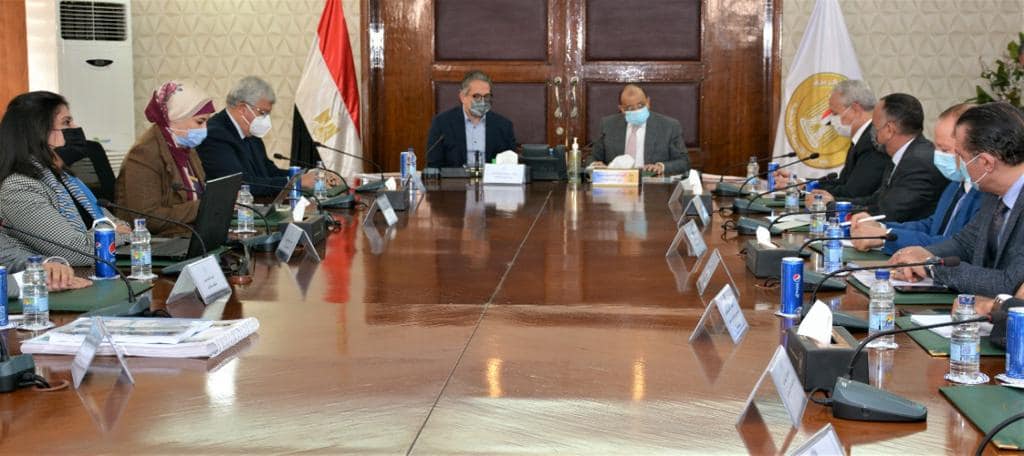 الحكومة تبحث تطوير وإعادة إحياء منطقة "إسنا التاريخية"